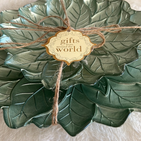 2 Turkish Glass Green Gold Poinsettia 12” 9” Dining Serving Plates Set of 2 NWT - Picture 2 of 5